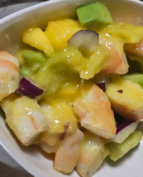 Ensalada de aguacate, mango y langostinos Bodega Quitapenas Torremolinos